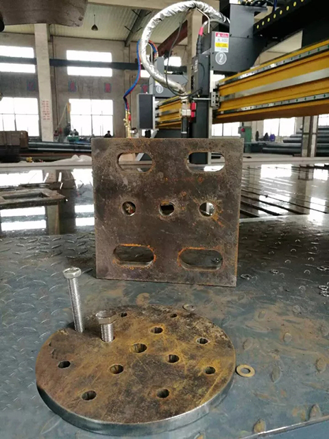 路灯生产厂家用4001老百汇网站数控等离子切割机现场切割的工件