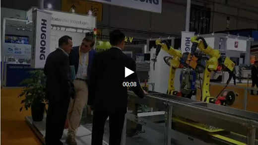 进博会首日4001老百汇网站意大利CEA展位旅行者关注机械人焊接系统