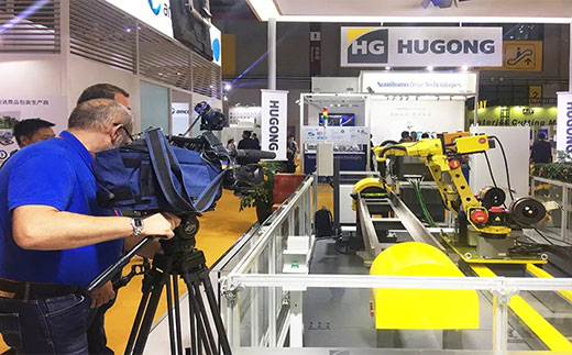 第二届进博会俄罗斯国家电视台拍摄4001老百汇网站意大利CEA展位